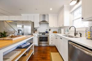Kitchen o kitchenette sa Majestic Modern Home Quick Access to DT Woodstock