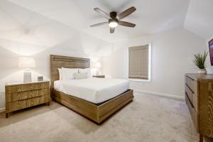 um quarto com uma cama e uma ventoinha de tecto em Majestic Modern Home Quick Access to DT Woodstock em Woodstock