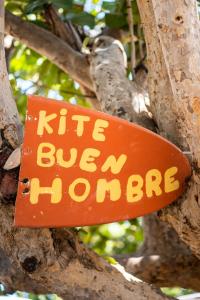 un signo naranja está unido a un árbol en Beach Terrace Loft in Buen Hombre, en Buen Hombre