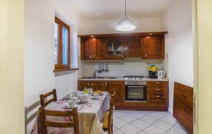 uma cozinha com uma mesa com uma toalha de mesa em Villino Roby em Bagnoli