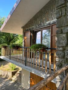 uma casa de pedra com um alpendre e uma janela em Villino Roby em Bagnoli