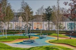 uma imagem de um parque com um parque infantil em Galerija Libera em Belgrado