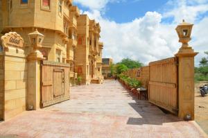 een binnenplaats van een gebouw met een hek bij The Gulaal in Jaisalmer