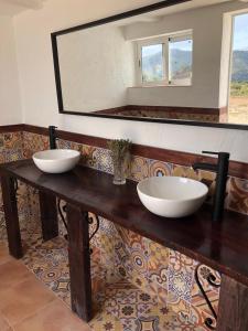 baño con 2 cuencos en una mesa de madera con espejo en Finca el Fuenton, en Málaga