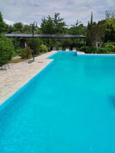 uma grande piscina com água azul em Quinta da Telheira em Vila Real