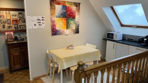 una sala da pranzo con tavolo e una cucina di Chez Rosa a Haguenau