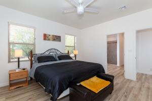 1 dormitorio con 1 cama y ventilador de techo en Vista Montaña en Tucson