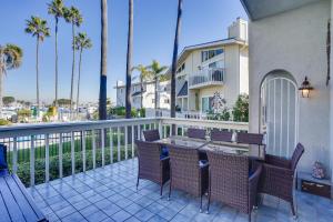 patio con mesa y sillas en el balcón en Huntington Beach Condo - Walk to the Ocean!, en Huntington Beach