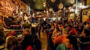 a crowd of people sitting in a restaurant at Paseo Balcarce Suite in Salta +11 photos