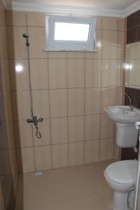 トラブゾンにあるGüler Central Apartmentのバスルーム(トイレ、洗面台付)