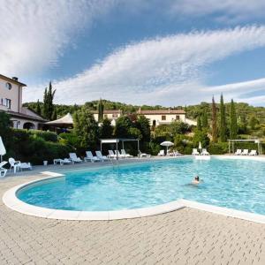 una persona nadando en una piscina grande en Suite San Martino - Cecina Riparbella casa vacanze, en Riparbella