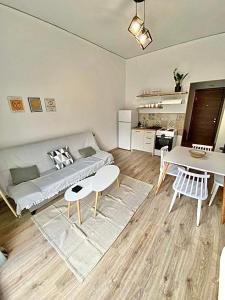 una sala de estar con un sofá y una mesa en Comfortable apartment in the city center, en Atenas 18 fotos más