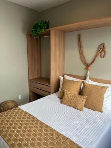 - une chambre avec un grand lit et une tête de lit en bois dans l'établissement Edf. Mar dos corais - a poucos passos do mar, à Maceió
