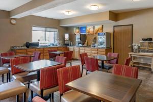 a restaurant with tables and chairs and a counter at Comfort Inn Denver West Arvada Station in Wheat Ridge