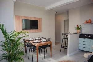 a dining room with a table and some chairs at Edf. Mar dos corais - a poucos passos do mar in Maceió