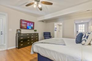 a bedroom with a large bed and a ceiling fan at Cabin Style & Cozy Back Deck Near LakePoint PBR in Cartersville