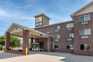 a hotel with a sign on top of it at Comfort Inn Denver West Arvada Station in Wheat Ridge
