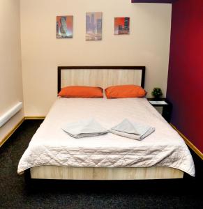 1 dormitorio con 1 cama con 2 toallas en Hostel UNDERGROUND, en Maribor