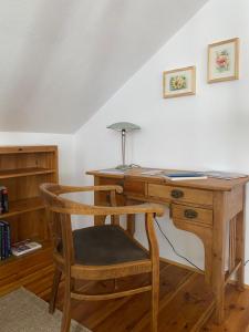 a wooden desk with a chair in a room at Ferienwohnung im Dreiseitenhof in Großräschen