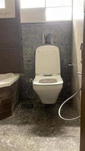 Łazienka z białą toaletą i umywalką w obiekcie بورتو السخنه ترحب بكم - Aprag Porto Alsokhna w mieście Suez