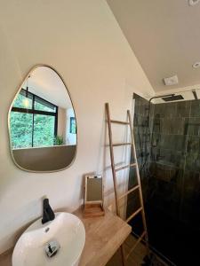 Bilik mandi di Maison de charme pleine nature pour couple