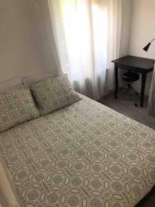 Voodi või voodid majutusasutuse Très joli appartement à Puteaux centre ville toas