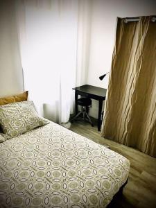 מיטה או מיטות בחדר ב-Très joli appartement à Puteaux centre ville