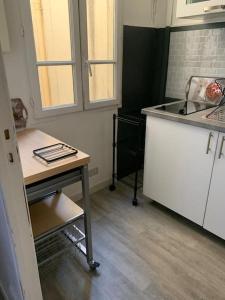 Köök või kööginurk majutusasutuses Très joli appartement à Puteaux centre ville