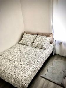 Postel nebo postele na pokoji v ubytování Très joli appartement à Puteaux centre ville
