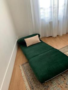 Voodi või voodid majutusasutuse Très joli appartement à Puteaux centre ville toas