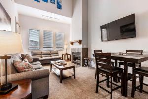 sala de estar con sofá y mesa en Crestview Condominiums en Park City