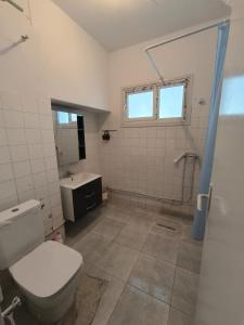 La salle de bains est pourvue de toilettes et d'un lavabo. dans l'établissement Spacious 3 room apartment Prime Location on 2nd Floor with proximity to all amenities, à Sfax
