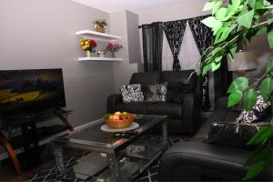sala de estar con sofá y mesa de centro en Sam & Comfort Home en San Juan de Terranova