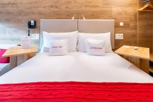 Postel nebo postele na pokoji v ubytování Hotel Sonne St. Moritz 3* Superior