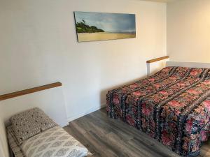 1 dormitorio con 1 cama y 1 silla en Beautiful Home in Burnaby (Metrotown Area) en Burnaby