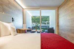 Postel nebo postele na pokoji v ubytování Hotel Sonne St. Moritz 3* Superior