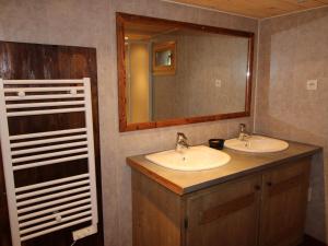 Baño con 2 lavabos y espejo en Chalet Aussois, 6 pièces, 14 personnes - FR-1-508-28, en Aussois