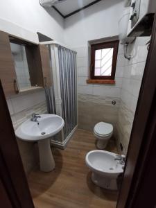 a bathroom with a sink and a toilet at Chalet di montagna in Trasacco