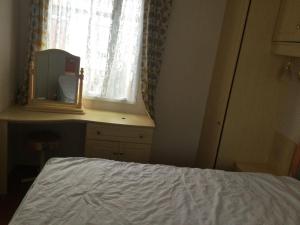 H2 في آبريستويث: غرفة نوم بسرير ومرآة ونافذة