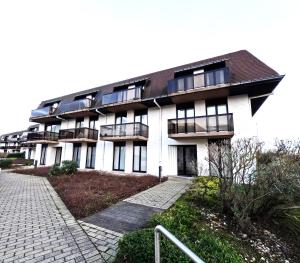 un edificio con balcones en un lateral en Skyview Suite, en Oostduinkerke