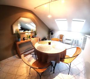 - une salle à manger avec une table et des chaises dans l'établissement Skyview Suite, à Oostduinkerke