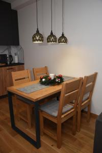 亞霍里納的住宿－Zlatni javor 515，餐桌和椅子,鲜花盛开