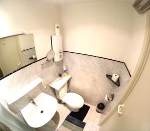 Koupelna v ubytování Skyview Suite