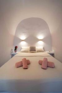 Ένα ή περισσότερα κρεβάτια σε δωμάτιο στο Bird Nest-Santorini Cave houses