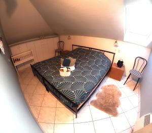 Postel nebo postele na pokoji v ubytování Skyview Suite