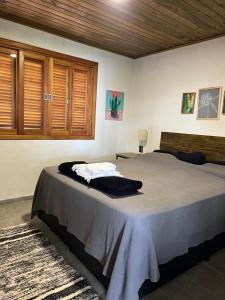 een slaapkamer met een groot bed in een kamer bij Casa do lago com vista linda! - Somente Carro 4x4 ou fazemos translado sem custo in São José dos Campos