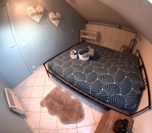 Postel nebo postele na pokoji v ubytování Skyview Suite