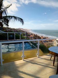 balcone con vista sull'oceano di Chalés Mirante do Mar a Redonda