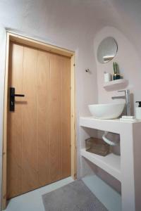 Ένα μπάνιο στο Bird Nest-Santorini Cave houses +41 φωτογραφίες