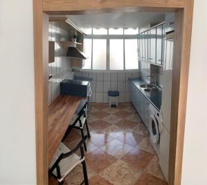 una pequeña cocina con fregadero y lavadora en Los Guindos, en Málaga